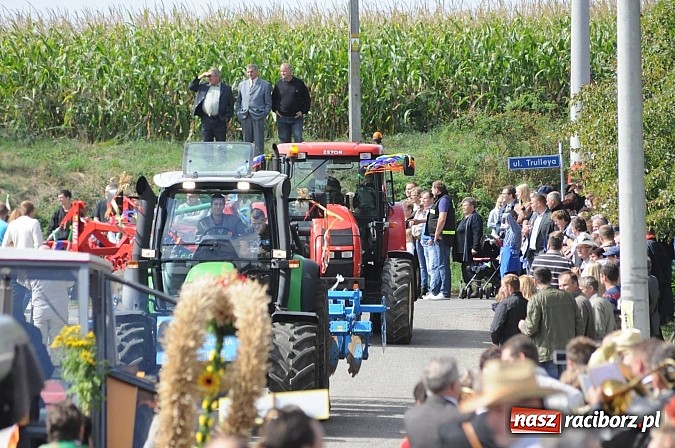 Zdjęcie w galerii na portalu naszraciborz.pl: W Pietraszynie korowód podziwiała cała wieś wiadomości z regionu
