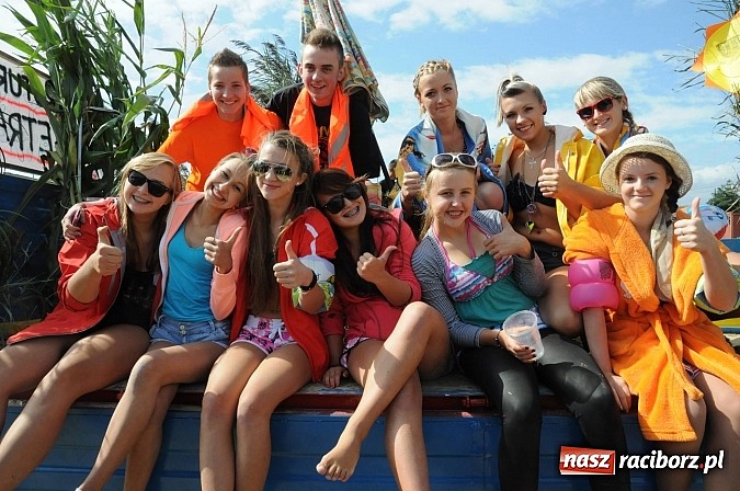 Zdjęcie w galerii na portalu naszraciborz.pl: W Pietraszynie korowód podziwiała cała wieś wiadomości z regionu