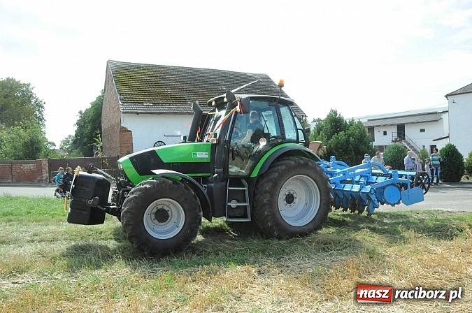 Zdjęcie w galerii na portalu naszraciborz.pl: W Pietraszynie korowód podziwiała cała wieś wiadomości z regionu