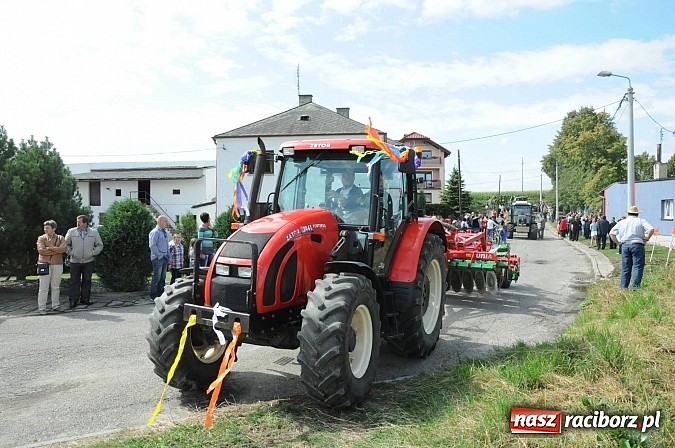 Zdjęcie w galerii na portalu naszraciborz.pl: W Pietraszynie korowód podziwiała cała wieś wiadomości z regionu