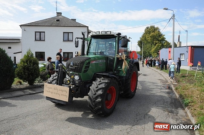 Zdjęcie w galerii na portalu naszraciborz.pl: W Pietraszynie korowód podziwiała cała wieś wiadomości z regionu