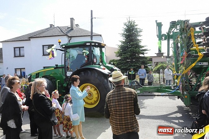 Zdjęcie w galerii na portalu naszraciborz.pl: W Pietraszynie korowód podziwiała cała wieś wiadomości z regionu