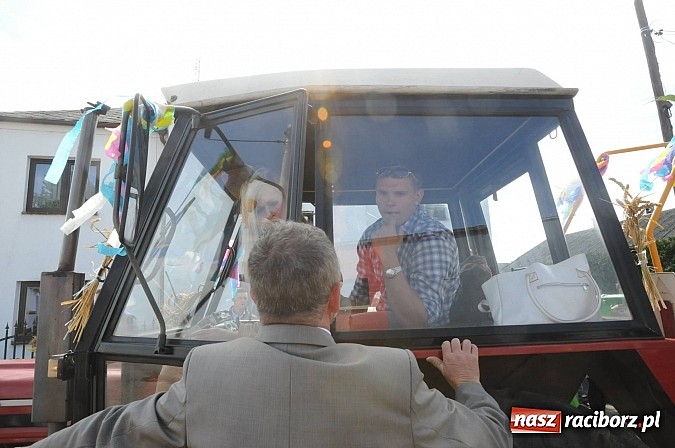 Zdjęcie w galerii na portalu naszraciborz.pl: W Pietraszynie korowód podziwiała cała wieś wiadomości z regionu