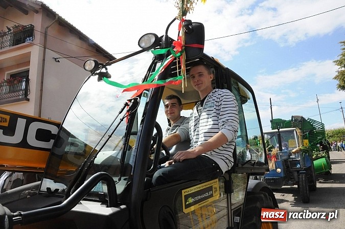 Zdjęcie w galerii na portalu naszraciborz.pl: W Pietraszynie korowód podziwiała cała wieś wiadomości z regionu