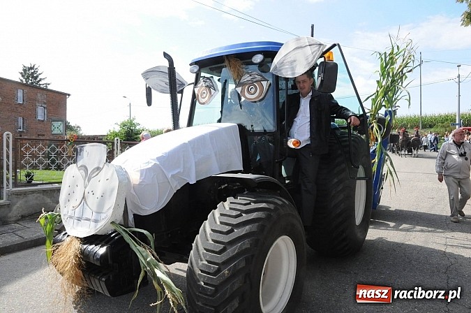 Zdjęcie w galerii na portalu naszraciborz.pl: W Pietraszynie korowód podziwiała cała wieś wiadomości z regionu