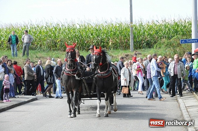 Zdjęcie w galerii na portalu naszraciborz.pl: W Pietraszynie korowód podziwiała cała wieś wiadomości z regionu