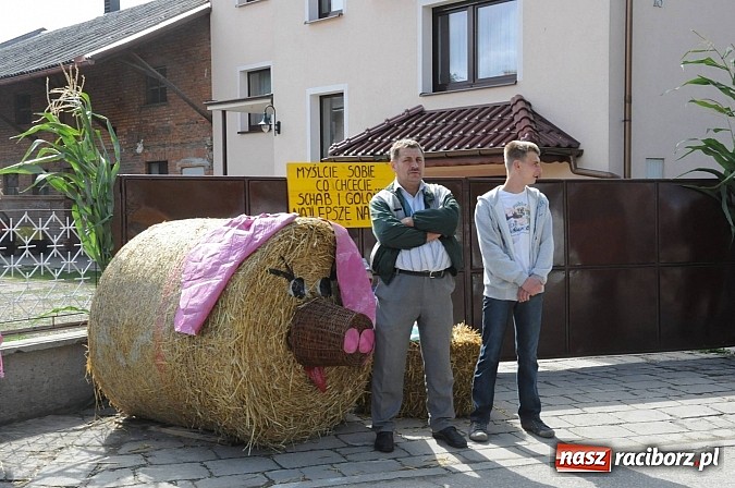 Zdjęcie w galerii na portalu naszraciborz.pl: W Pietraszynie korowód podziwiała cała wieś wiadomości z regionu