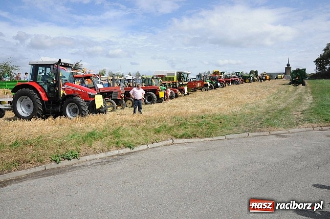 Zdjęcie w galerii na portalu naszraciborz.pl: W Pietraszynie korowód podziwiała cała wieś wiadomości z regionu