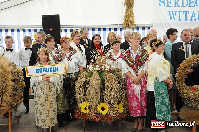 Zdjęcie w galerii na portalu naszraciborz.pl: W Pietraszynie korowód podziwiała cała wieś wiadomości z regionu