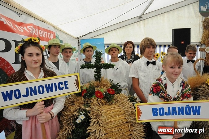 Zdjęcie w galerii na portalu naszraciborz.pl: W Pietraszynie korowód podziwiała cała wieś wiadomości z regionu