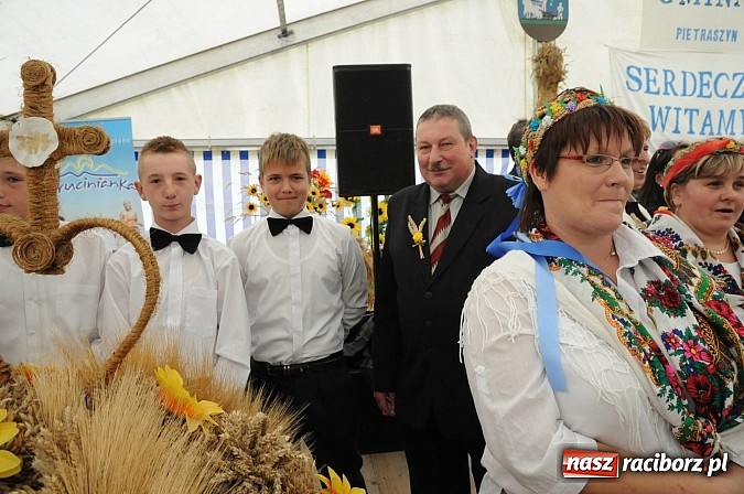 Zdjęcie w galerii na portalu naszraciborz.pl: W Pietraszynie korowód podziwiała cała wieś wiadomości z regionu