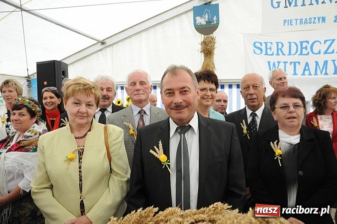 Zdjęcie w galerii na portalu naszraciborz.pl: W Pietraszynie korowód podziwiała cała wieś wiadomości z regionu