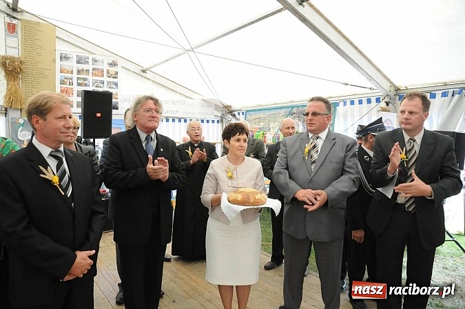 Zdjęcie w galerii na portalu naszraciborz.pl: W Pietraszynie korowód podziwiała cała wieś wiadomości z regionu