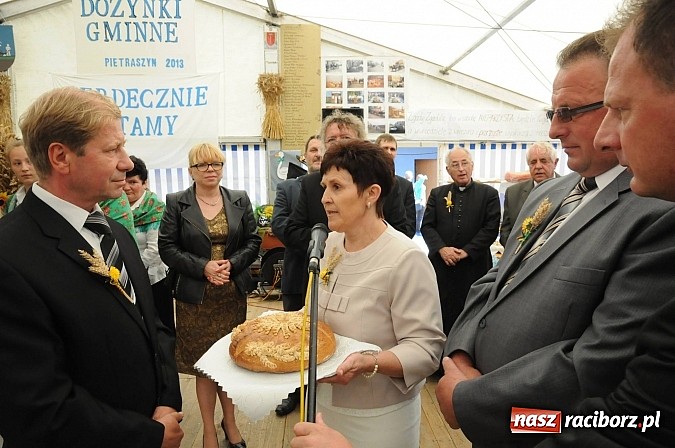 Zdjęcie w galerii na portalu naszraciborz.pl: W Pietraszynie korowód podziwiała cała wieś wiadomości z regionu