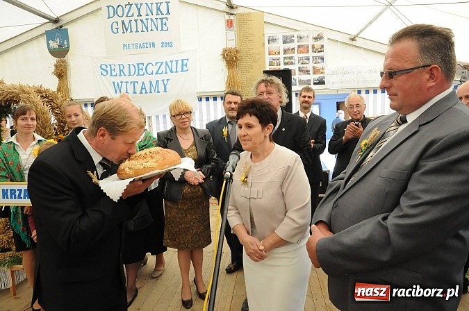 Zdjęcie w galerii na portalu naszraciborz.pl: W Pietraszynie korowód podziwiała cała wieś wiadomości z regionu