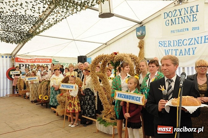 Zdjęcie w galerii na portalu naszraciborz.pl: W Pietraszynie korowód podziwiała cała wieś wiadomości z regionu