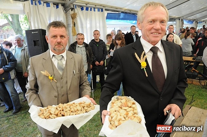 Zdjęcie w galerii na portalu naszraciborz.pl: W Pietraszynie korowód podziwiała cała wieś wiadomości z regionu