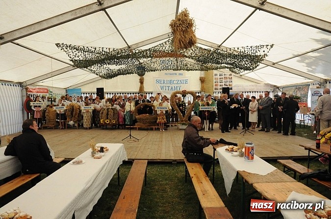 Zdjęcie w galerii na portalu naszraciborz.pl: W Pietraszynie korowód podziwiała cała wieś wiadomości z regionu