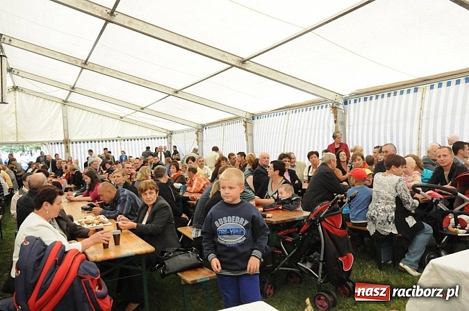 Zdjęcie w galerii na portalu naszraciborz.pl: W Pietraszynie korowód podziwiała cała wieś wiadomości z regionu