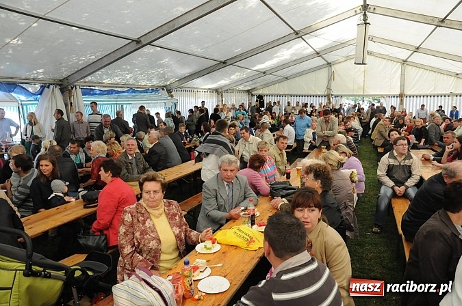 Zdjęcie w galerii na portalu naszraciborz.pl: W Pietraszynie korowód podziwiała cała wieś wiadomości z regionu