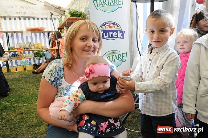 Zdjęcie w galerii na portalu naszraciborz.pl: W Pietraszynie korowód podziwiała cała wieś wiadomości z regionu