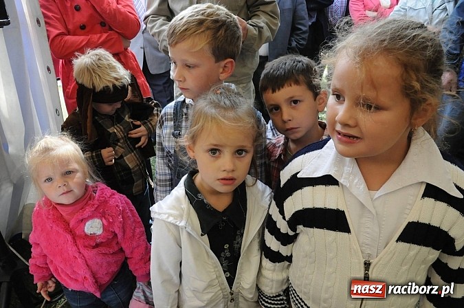 Zdjęcie w galerii na portalu naszraciborz.pl: W Pietraszynie korowód podziwiała cała wieś wiadomości z regionu