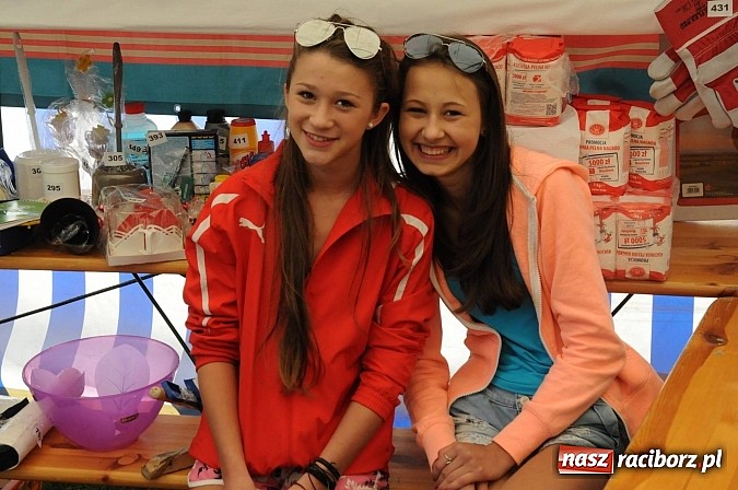 Zdjęcie w galerii na portalu naszraciborz.pl: W Pietraszynie korowód podziwiała cała wieś wiadomości z regionu