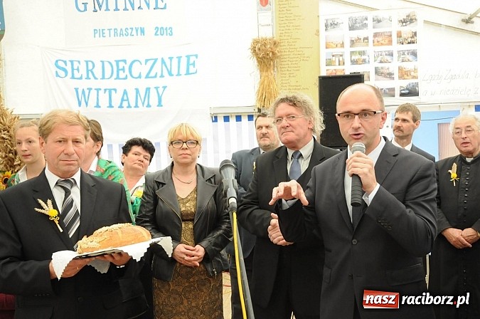 Zdjęcie w galerii na portalu naszraciborz.pl: W Pietraszynie korowód podziwiała cała wieś wiadomości z regionu