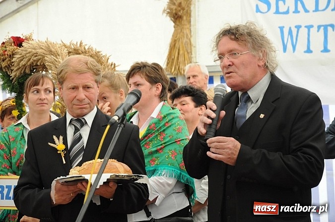 Zdjęcie w galerii na portalu naszraciborz.pl: W Pietraszynie korowód podziwiała cała wieś wiadomości z regionu