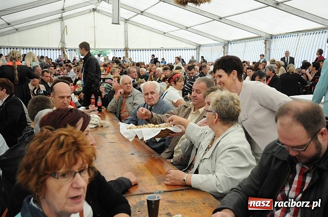 Zdjęcie w galerii na portalu naszraciborz.pl: W Pietraszynie korowód podziwiała cała wieś wiadomości z regionu