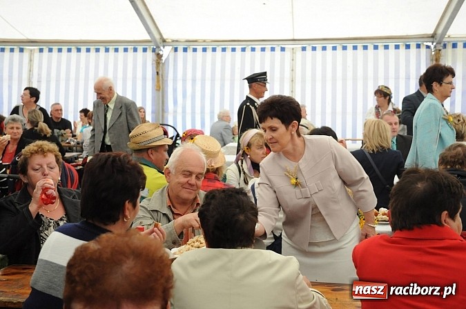 Zdjęcie w galerii na portalu naszraciborz.pl: W Pietraszynie korowód podziwiała cała wieś wiadomości z regionu