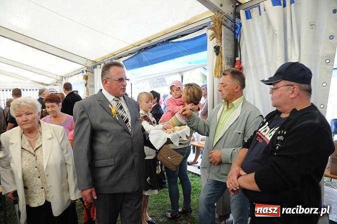 Zdjęcie w galerii na portalu naszraciborz.pl: W Pietraszynie korowód podziwiała cała wieś wiadomości z regionu