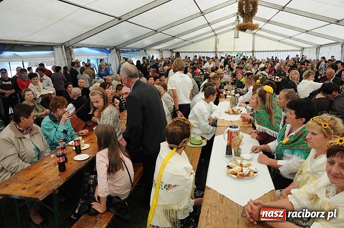 Zdjęcie w galerii na portalu naszraciborz.pl: W Pietraszynie korowód podziwiała cała wieś wiadomości z regionu