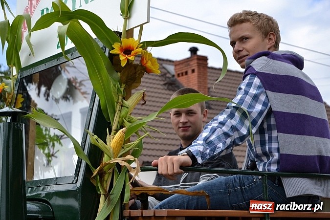 Zdjęcie w galerii na portalu naszraciborz.pl: Zabełków - na znak pokoju wypuścili gołębie wiadomości z regionu