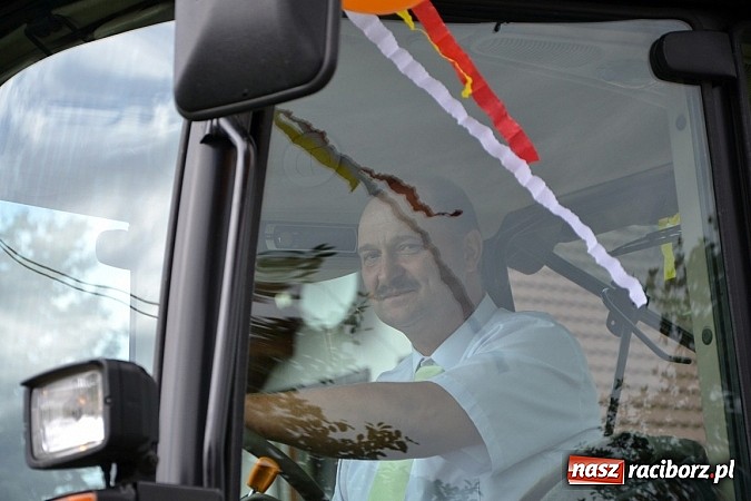 Zdjęcie w galerii na portalu naszraciborz.pl: Zabełków - na znak pokoju wypuścili gołębie wiadomości z regionu