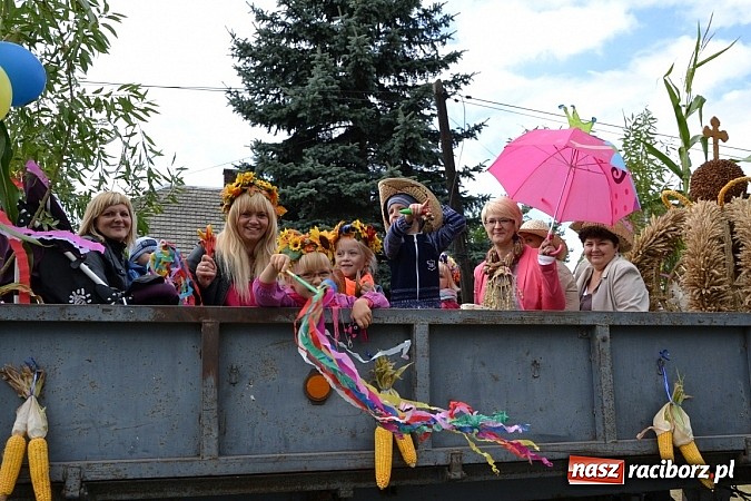 Zdjęcie w galerii na portalu naszraciborz.pl: Zabełków - na znak pokoju wypuścili gołębie wiadomości z regionu