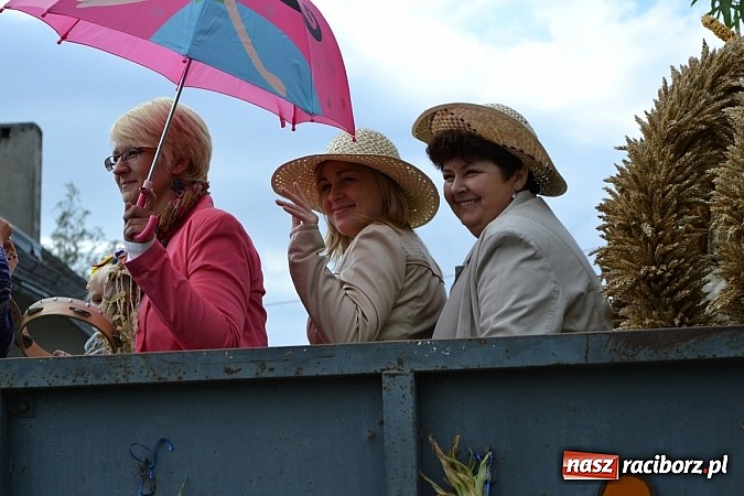 Zdjęcie w galerii na portalu naszraciborz.pl: Zabełków - na znak pokoju wypuścili gołębie wiadomości z regionu