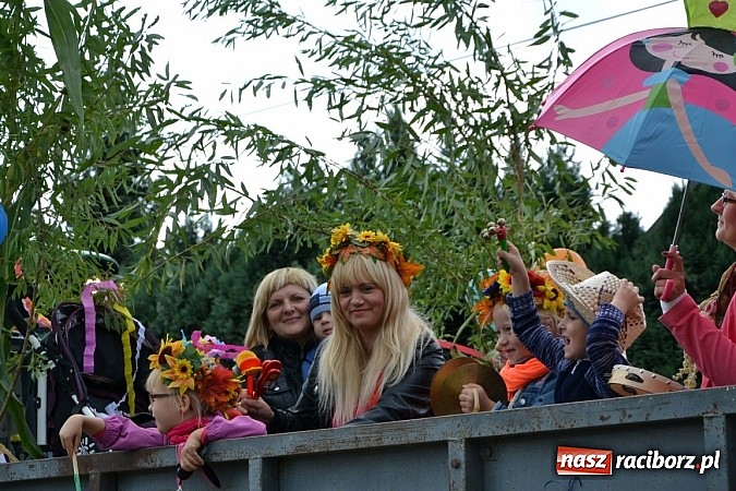 Zdjęcie w galerii na portalu naszraciborz.pl: Zabełków - na znak pokoju wypuścili gołębie wiadomości z regionu