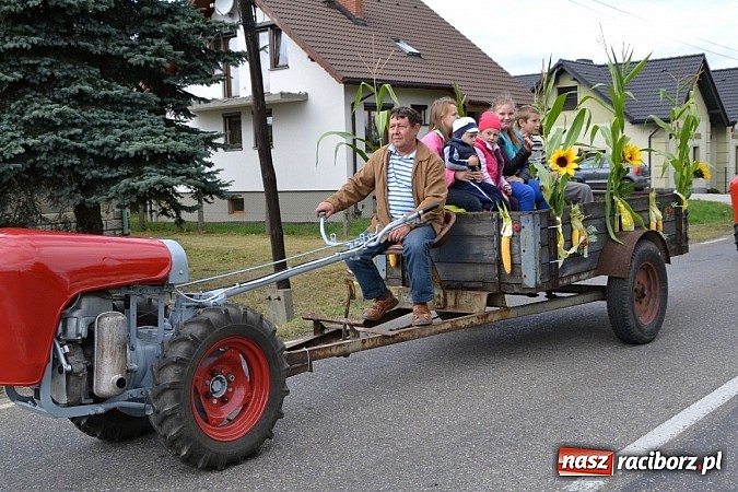 Zdjęcie w galerii na portalu naszraciborz.pl: Zabełków - na znak pokoju wypuścili gołębie wiadomości z regionu