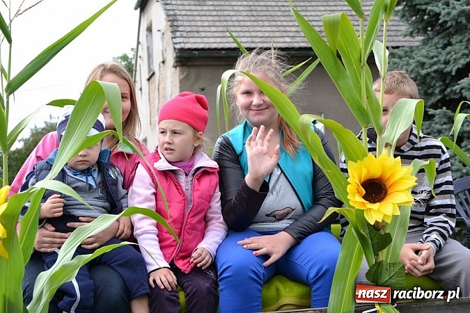 Zdjęcie w galerii na portalu naszraciborz.pl: Zabełków - na znak pokoju wypuścili gołębie wiadomości z regionu