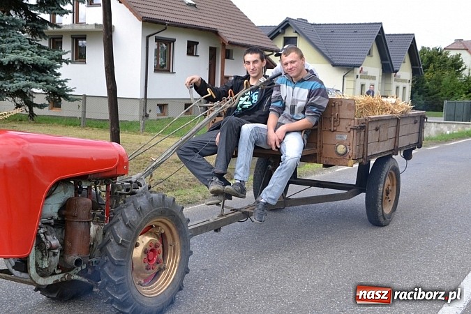 Zdjęcie w galerii na portalu naszraciborz.pl: Zabełków - na znak pokoju wypuścili gołębie wiadomości z regionu