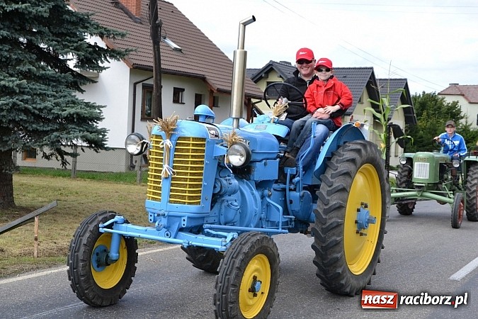 Zdjęcie w galerii na portalu naszraciborz.pl: Zabełków - na znak pokoju wypuścili gołębie wiadomości z regionu