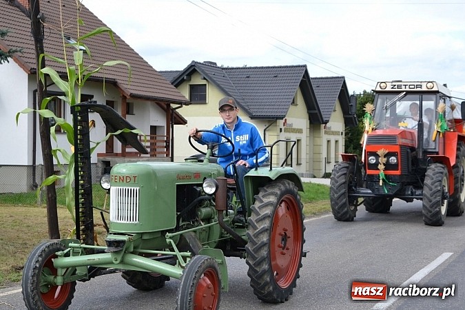 Zdjęcie w galerii na portalu naszraciborz.pl: Zabełków - na znak pokoju wypuścili gołębie wiadomości z regionu
