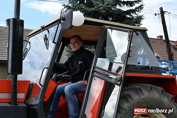 Zdjęcie w galerii na portalu naszraciborz.pl: Zabełków - na znak pokoju wypuścili gołębie wiadomości z regionu