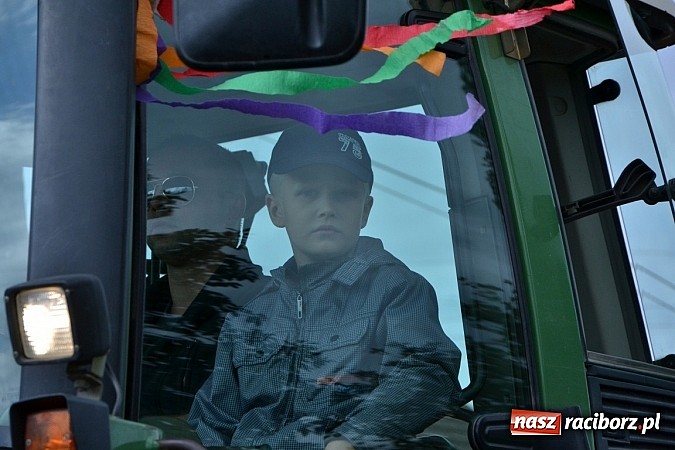 Zdjęcie w galerii na portalu naszraciborz.pl: Zabełków - na znak pokoju wypuścili gołębie wiadomości z regionu