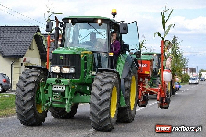 Zdjęcie w galerii na portalu naszraciborz.pl: Zabełków - na znak pokoju wypuścili gołębie wiadomości z regionu