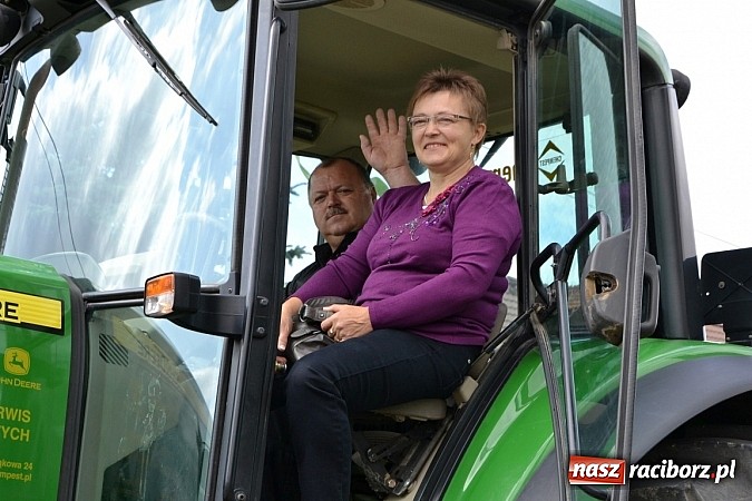 Zdjęcie w galerii na portalu naszraciborz.pl: Zabełków - na znak pokoju wypuścili gołębie wiadomości z regionu