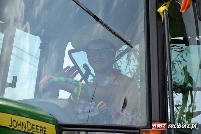 Zdjęcie w galerii na portalu naszraciborz.pl: Zabełków - na znak pokoju wypuścili gołębie wiadomości z regionu