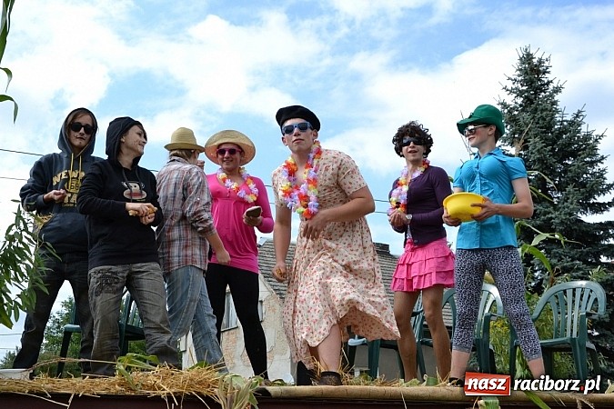 Zdjęcie w galerii na portalu naszraciborz.pl: Zabełków - na znak pokoju wypuścili gołębie wiadomości z regionu