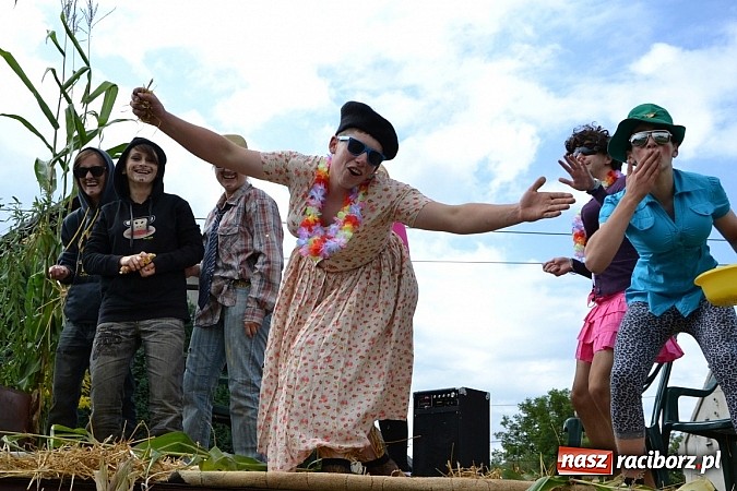 Zdjęcie w galerii na portalu naszraciborz.pl: Zabełków - na znak pokoju wypuścili gołębie wiadomości z regionu